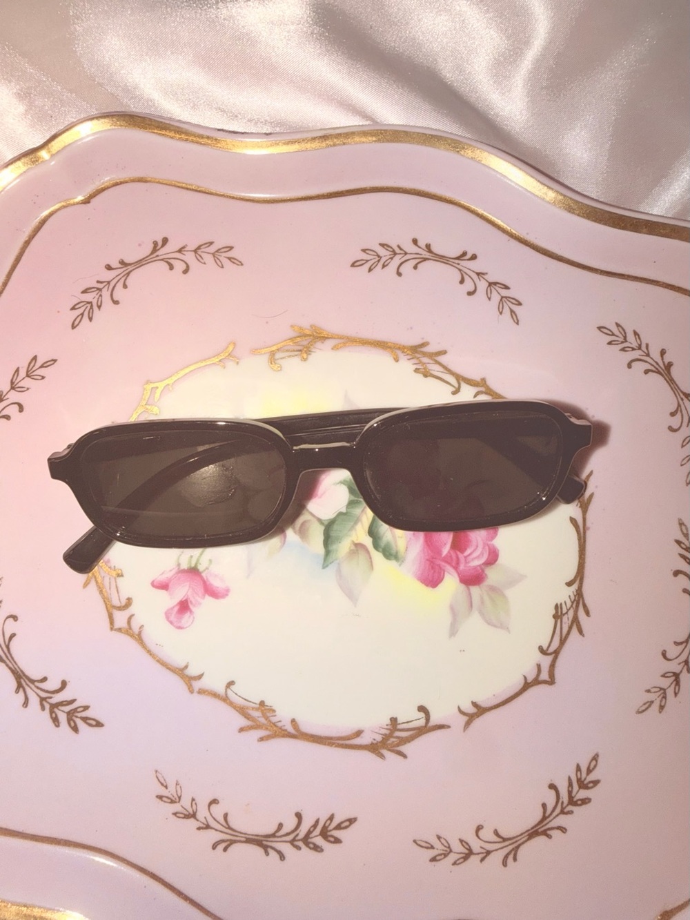 Sleek Black Rectangular Sunglasses